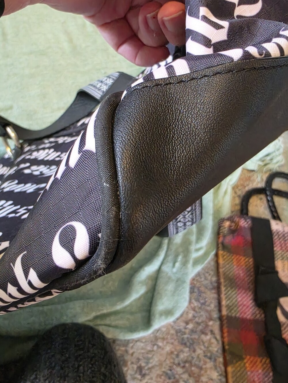 L.A.M.B. LeSportsac Gwen Stefani Black Band Bag EUC With Charm Guitar Strap - Picture 10 of 11